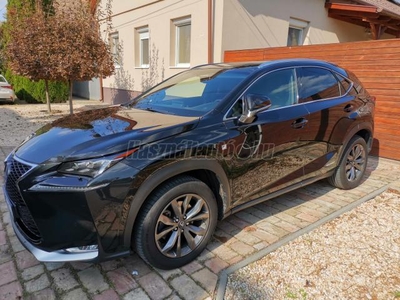 LEXUS NX 300h F-Sport Top Panoramic CVT Vez.szervíz. két kulcs. 4WD. LED. Adaptív TM. Tetőrúd. 8 gumi