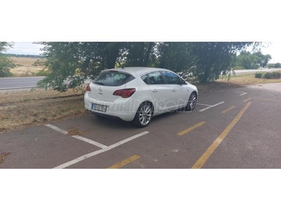 OPEL ASTRA J 1.6 Cosmo