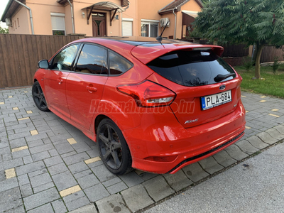 FORD FOCUS 1.5 EcoBoost ST-Line Red