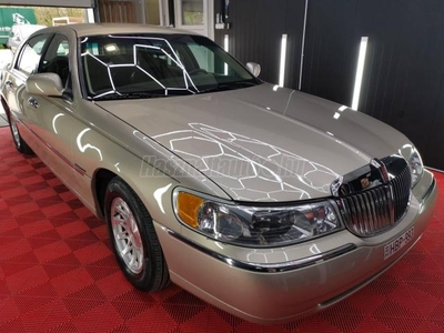 LINCOLN TOWN CAR Signature Series