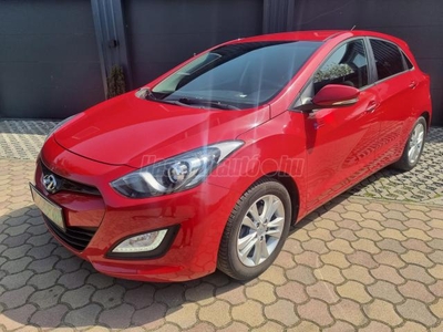 HYUNDAI I30 1.4i Easy Life GYÖNYÖRŰ MEGGYBORDÓ.MAGAS FELSZERELTSÉG.DIGKLÍMA.LED.ÜLÉSFŰTÉS.ALU.TÜKÖRBEHAJTÁS