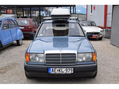 MERCEDES-BENZ E 200 Akció W124 Gyári tetőbox kétzónás klíma bluetoothos rádió megkímélt példány