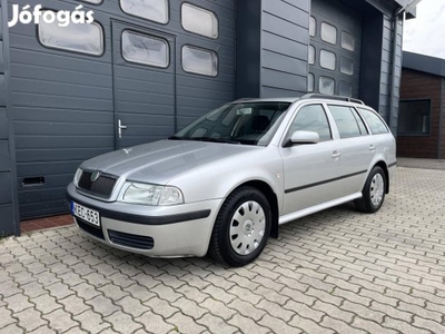 Skoda Octavia Combi 1.6 Ambiente Szervizkönyv /...