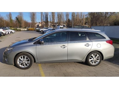 TOYOTA AURIS Touring Sports 1.33 Active TEMPOMAT. PANORÁMATETŐ. RABLÁSGÁTLÓ