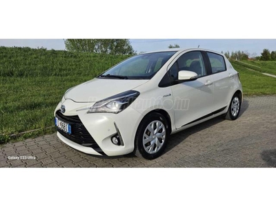 TOYOTA YARIS 1.5 VVT-i Hybrid Selection White e-CVT GYÁRI GARANCIA. LED lámpák. gyöngyházfény. kamera plusz körbe radar