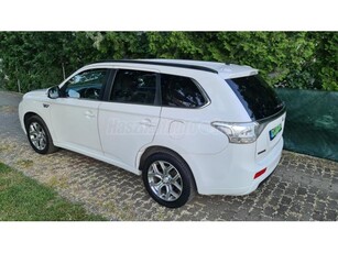 MITSUBISHI OUTLANDER 2.0 PHEV Instyle Navi 4WD CVT Világos bőrbelső. Jó műszaki állapotban. Remek felszereltség