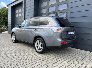 MITSUBISHI OUTLANDER 2.2 DI-D Instyle Navi 4WD (Automata) SZERVIZKÖNYV / NAPFÉNYTETŐ / 7FŐ / KAMERA / XENON