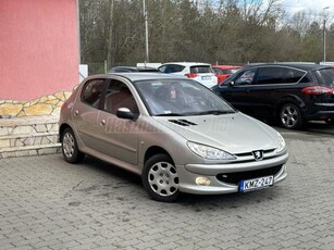 PEUGEOT 206 1.4 TRENDY MAGYAR 2TUL ÚJSZGUMI 5AJTÓS DESIGNBELSŐ SZERVO DKLÍMA HIFI 145EKM SZKÖNYV SZÉP Á