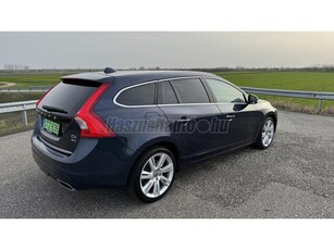 VOLVO V60 2.4 D [D6] PHEV AWD Momentum Geartronic