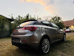 ALFA ROMEO GIULIETTA 1.6 JTDM-2 Distinctive végig vezetett szervízkönyv. első tulajdonostól eladó