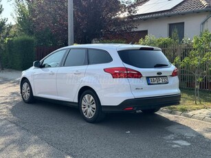 FORD FOCUS 1.5 TDCI Titanium Kevés km - Magas felsz. - El. ülés-Navi-Kanyarkövető fénysz - Téli-nyári gumik