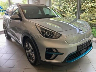 KIA NIRO e-Niro 64kWh Platinum GARANCIÁLIS BEMUTATÓAUTÓ SÉRÜLÉSMENTES SZERVIZKÖNYVES FÉLBŐR HŐSZIVATTYÚ