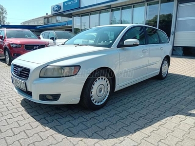 VOLVO V50 2.4 D [D5] Momentum (Automata)