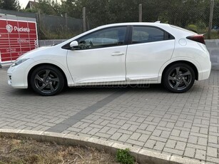 HONDA CIVIC 1.6 i-DTEC Elegance Navi ÜLÉSFŰTÉS-TEMPOMAT-VÉGIG VEZETETT SZ.KÖNYV