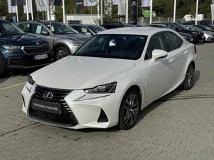 LEXUS IS 300h Elegance Plus CVT