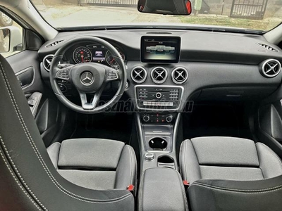 MERCEDES-BENZ A 180 Style 7G-DCT