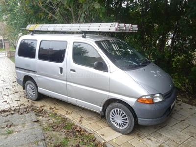 TOYOTA HI-ACE Hiace 2.4 D Glass Van