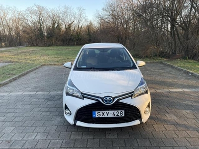 TOYOTA YARIS 1.5 VVT-i Hybrid Selection Smart Red e-CVT