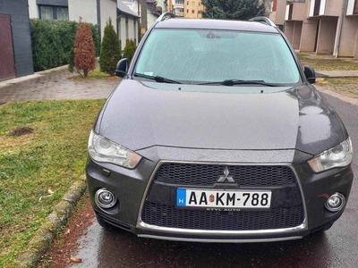 Mitsubishi Outlander autó