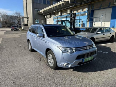 MITSUBISHI OUTLANDER 2.0 PHEV Instyle Navi 4WD CVT + full extra. távolságtató tempomat. park radarok