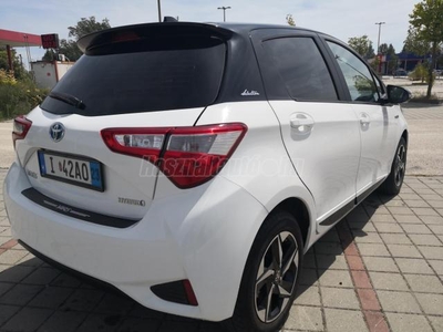 TOYOTA YARIS 1.5 VVT-i Hybrid Selection Smart White e-CVT SÁVTARTÓ.ÜTKÖZÉSELKERÜLŐ.NAVI.KAMERÁK.BIKOLORALUFELNI