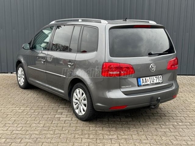 VOLKSWAGEN TOURAN 1.6 CR TDI Highline Digitklíma - Bőrülések - Vonóhorog - Vezetett szervizkönyv