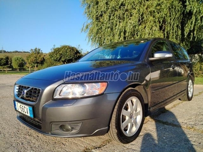 VOLVO V50 2.4 D [D5] Momentum Jól bevált 5 hengeres motorral!