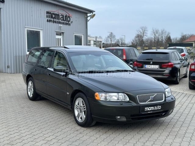 VOLVO V70 2.4 D [D5] Momentum NAVI/XENON/NAPFÉNYTETŐ/PDC/SZ.KÖNYV