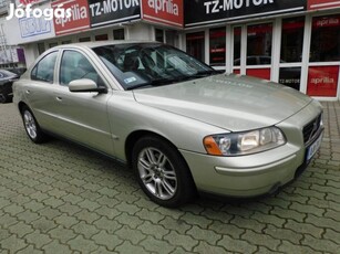 Volvo S60 2.4 D Momentum Vezetett szervizkönyv!