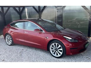 TESLA MODEL 3 Standard Range Plus Aut PIROS KÜLSŐ. FEHÉR BELSŐ. 19 ZOLL. GYÁRI VONÓHOROG. GYÖNYÖRŰ. CSALÓDÁSMENTES