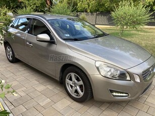 VOLVO V60 2.0 D [D4] Momentum Volvonál vezetett szervizkönyv!