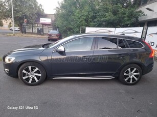 VOLVO V60 2.4 D [D6] PHEV AWD Summum Geartronic Fejtámlamonitor--Cross-Country--kamera