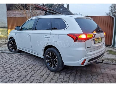 MITSUBISHI OUTLANDER 2.0 PHEV Instyle Navi 4WD CVT EU6 Gyöngyház fehér/Xenon/180 Kamera/BarnaBőr/Üles+Kormányfűtés