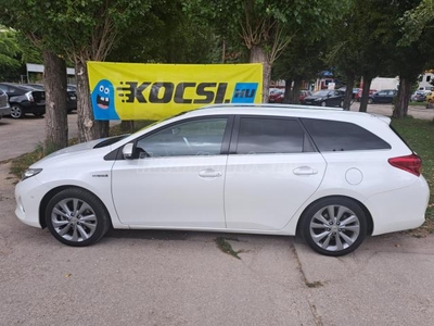 TOYOTA AURIS Touring Sports 1.8 HSD Lounge (Automata) Sérülésmentes. xenon. ülésfűtés. panoráma tető. JBL mélynyomó. első-hátsó radar