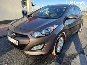 Hyundai I30 CW 1.4i Life igazolt kevés km.szerv...