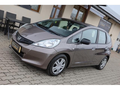 HONDA JAZZ 1.2 Trend VEZETETT SZERVIZKÖNYV - MEGKÍMÉLT ÁLLAPOT!