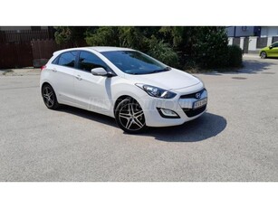 HYUNDAI I30 1.4i Business + Vonóhorog 105 e km Számlás Előélet Igényes Állapot