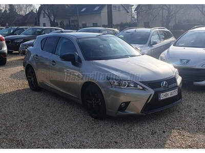 LEXUS CT 200h Sport Special Edition CVT szervizkönyv. szervizszámlák. sérülésmentes