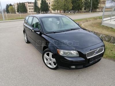 VOLVO V50 2.0 D Momentum Rozsdamentes. dupla digit klíma. tempomat. félbőr. 17-es alu. friss szerviz!!!