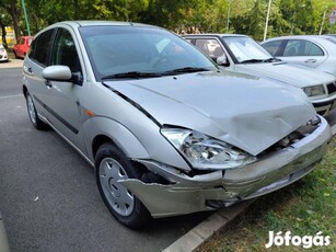 Eladó Ford Focus 1.4 benzin Comfort (eleje sérült)