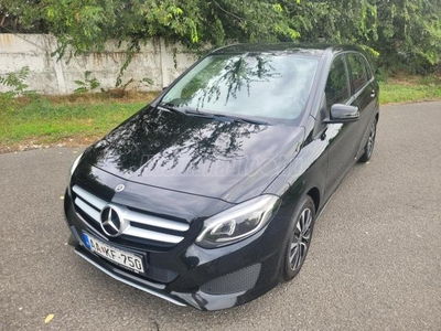 MERCEDES-BENZ B 180 Ledlámpa. Navigáció. Kihangosító. Tolatókamera. Merci motoros!