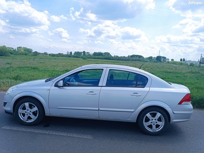 Opel Astra H Sedan Friss műszakival nem dohányzó tulajdonostól