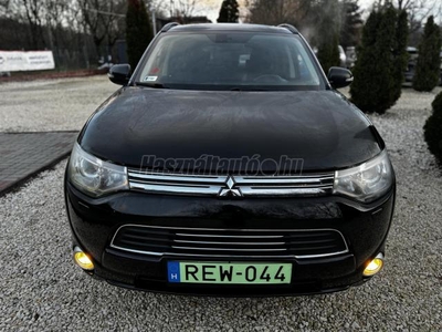 MITSUBISHI OUTLANDER 2.0 PHEV Instyle Navi 4WD CVT Egy év garancia