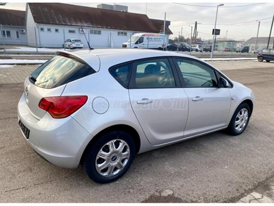 OPEL ASTRA J 1.6 Selection Szervizkönyv!