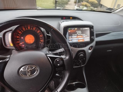 TOYOTA AYGO 1.0 x-play +style+navigation