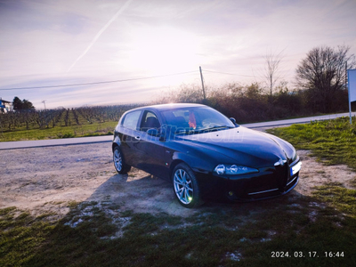 ALFA ROMEO 147 1.9 JTD 8V Distinctive épített 230le