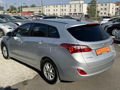 HYUNDAI I30 CW 1.6 CRDi LP Comfort Végig Vezetett Szervizkönyv. Magas Felszereltség. Kitűnő - Megkímélt Állapot!