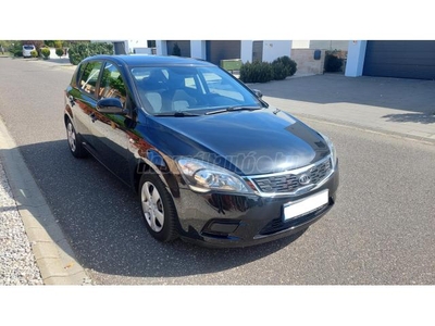 KIA CEE'D 1.4 LX VEZETETT SZERVIZKÖNYV