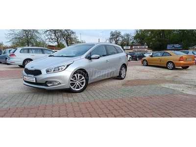 KIA CEE'D 1.6 CRDI Limitált Prémium NYITHATÓ PANORÁMA TETŐABLAK!!GYÁRI NAGY NAVI!!DIGITKLÍMA!!