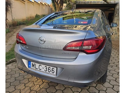 OPEL ASTRA J Sedan 1.4 T Cosmo